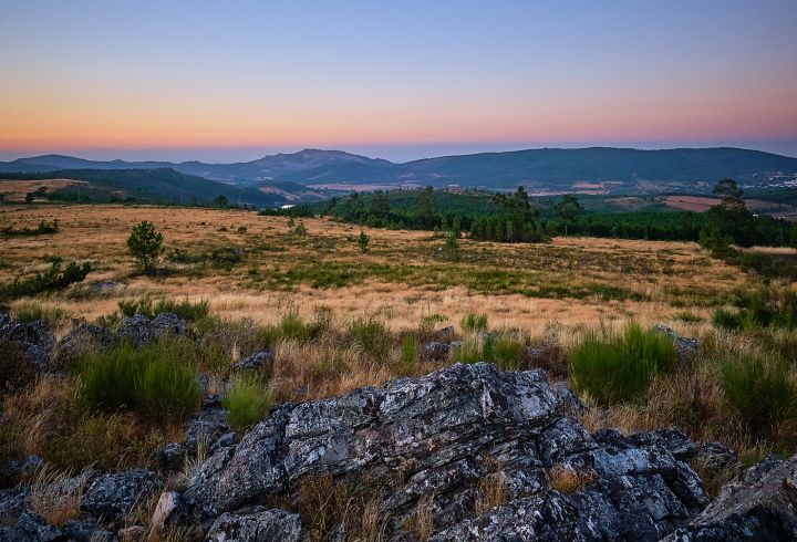  Vista para o castelo de Marvão do ponto mais alto da Quinta do Barrieiro durante o pôr do Sol - sunset