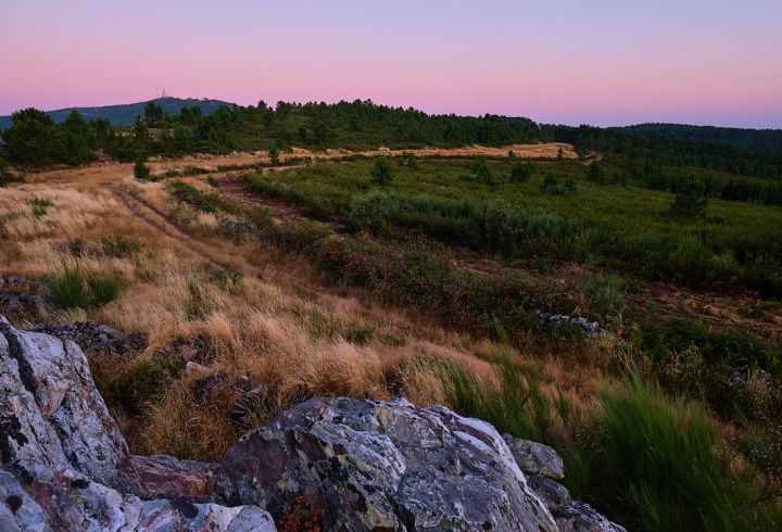  Vista para o pico da serra de São Mamede do ponto mais alto da Quinta do Barrieiro durante o pôr do Sol - sunset