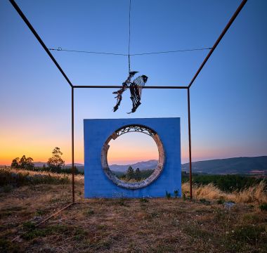  Escultura de Maria Leal da Costa vista para o Castelo de Marvão e serra de São Mamede