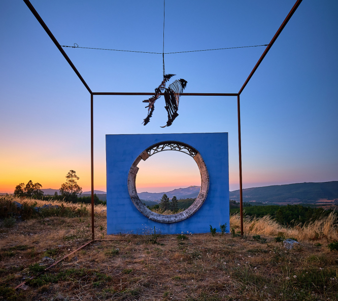  Escultura de Maria Leal da Costa vista para o Castelo de Marvão e serra de São Mamede