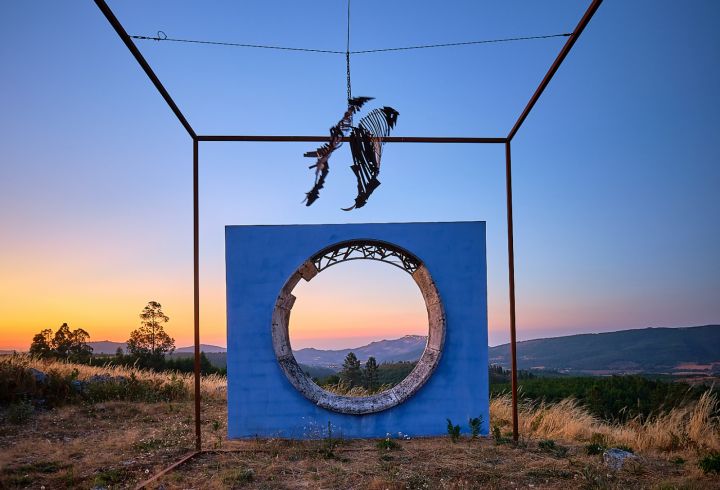  Escultura de Maria Leal da Costa vista para o Castelo de Marvão e serra de São Mamede