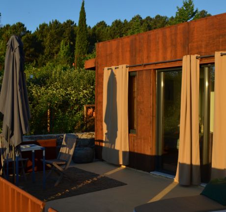 Terraço da Casa da Ferrugem com vista para as encostas da serra de são mamede