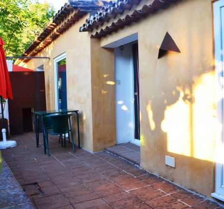 Entrada e zona exterior da Casa da Pedra que Corre com vista para a serra de São Mamede