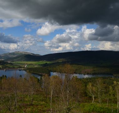  Vista sobre a barragem da Apartadura na serra de São Mamede