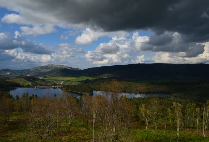  Vista sobre a barragem da Apartadura na serra de São Mamede