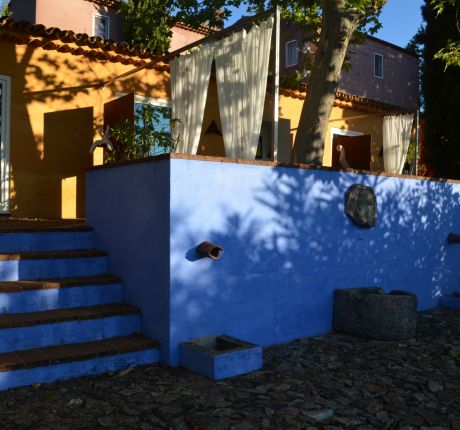 Zona exterior, terraço da Casa da Pedra do Mar com vista para a Serra, encostas e montanhas