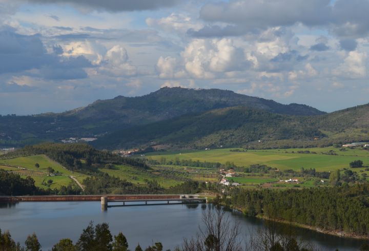  Vista sobre a barragem da Apartadura e o castelo de Marvão na serra de São Mamede