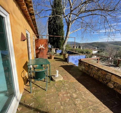 Zona exterior com vista sobre as encostas da serra de são mamede