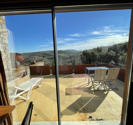 Vista para as montanhas da serra de São Mamede através das grandes janelas do quarto da casa da Ferrugem