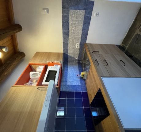 Cozinha com fogão, micro-ondas, frigorífico e congelador da casa do Atelier