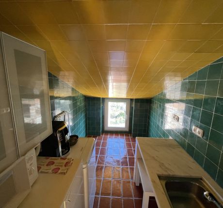 Kitchenette equipada com frigorífico, congelador, micro-ondas, lava-loiças
