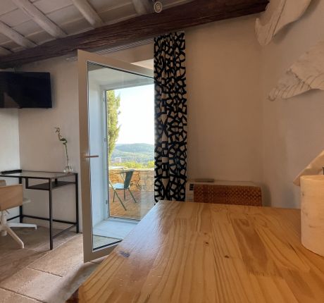 Quarto da Casa da Pedra que Voa com vista para a Serra de São Mamede