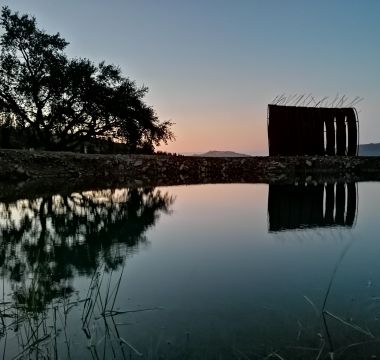  Vista sobre o lago e escultura de Maria Leal da Costa para o castelo de Marvão no pôr o sol 4