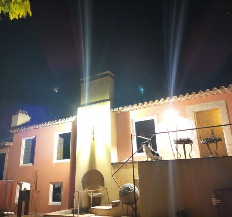 Entrada da Casa Nascente à noite