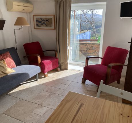 Sala da Casa da Pedra que Corre com vista para a serra de São Mamede